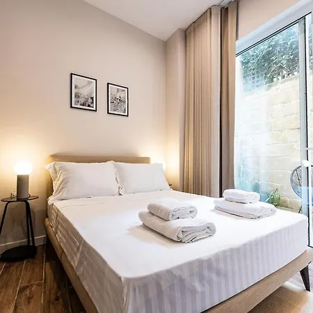Elegant 3 Bed In With Small Backyard Apartmán