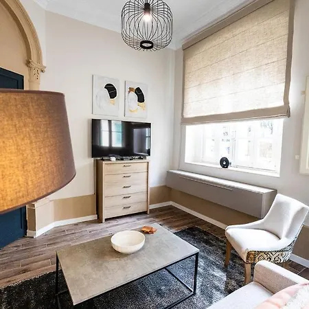 Apartmán Elegant 3 Bed In With Small Backyard *