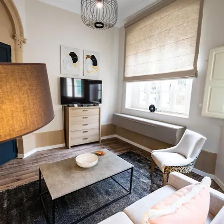 公寓 Elegant 3 Bed In With Small Backyard *