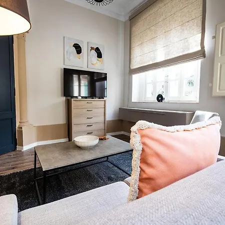 Elegant 3 Bed In With Small Backyard