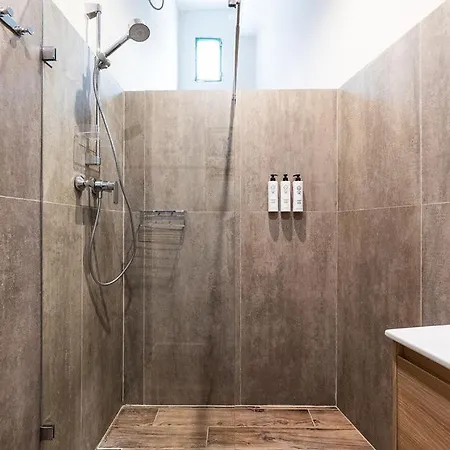 公寓 Elegant 3 Bed In With Small Backyard *