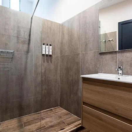 Elegant 3 Bed In With Small Backyard * 斯利马