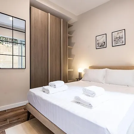 Elegant 3 Bed In With Small Backyard 公寓
